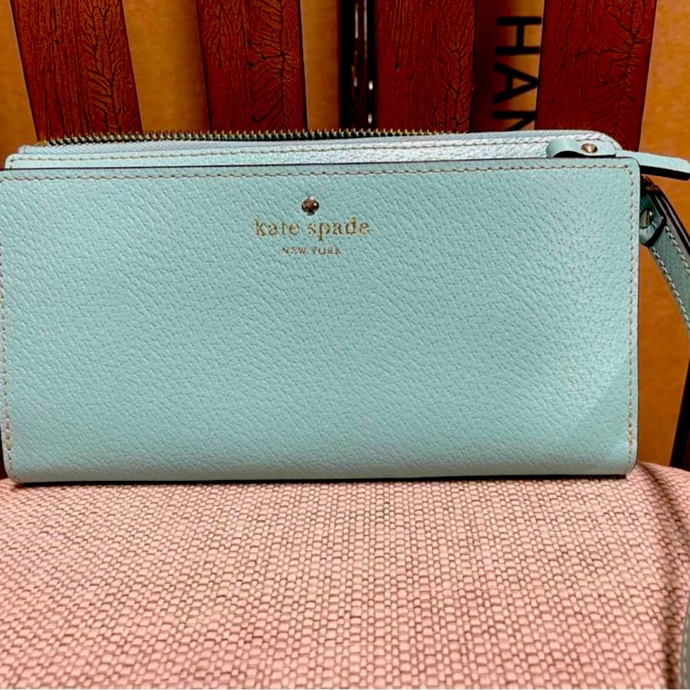 Kate Spade Tiffany blue wristlet. Used twice...perfect condition...like new.